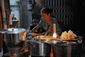 Chè Đèn Dầu Phú Nhuận – Quán chè xưa 50 năm