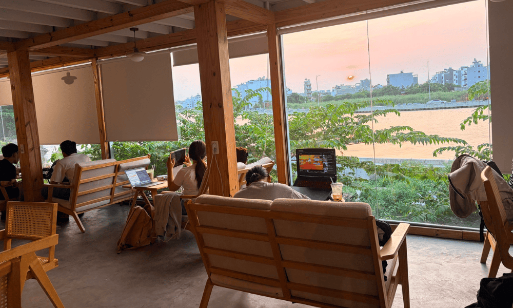 Đẩu Home Cafe Bình Lợi không gian mở, view sông, mở 24/7