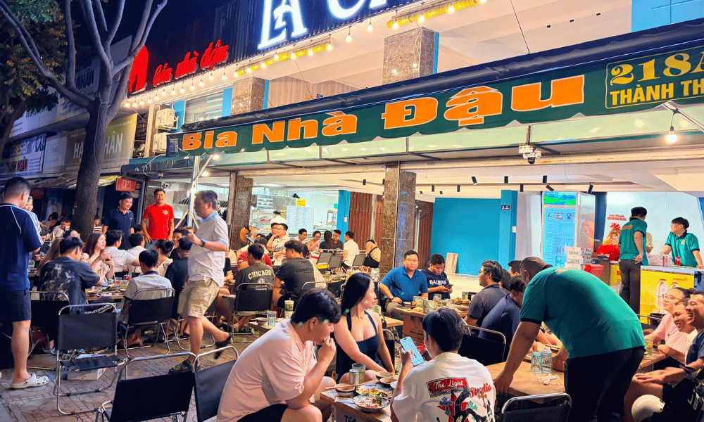 Bia Nhà Đậu Vibe bia hơi Sài Gòn khá chill cho cuối tuần