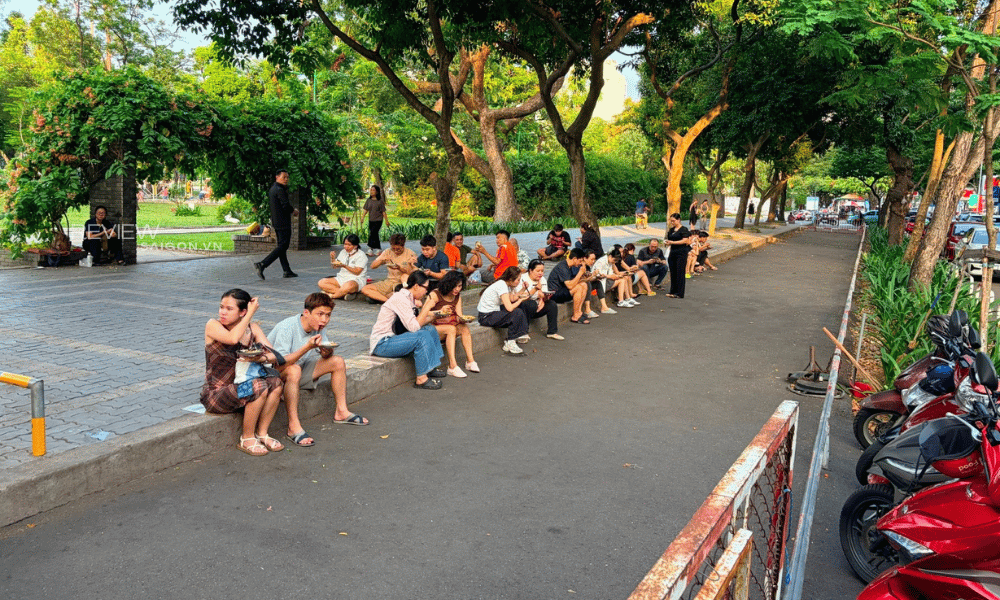Gỏi Khô Bò Công Viên Lê Văn Tám quán vỉa hè lâu năm vẫn đông vì phần nước mắm quá cuốn