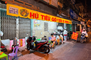 Hủ Tiếu Gõ Đồng Đen Tân Bình quán vỉa hè nhìn đơn giản nhưng khá ấn tượng