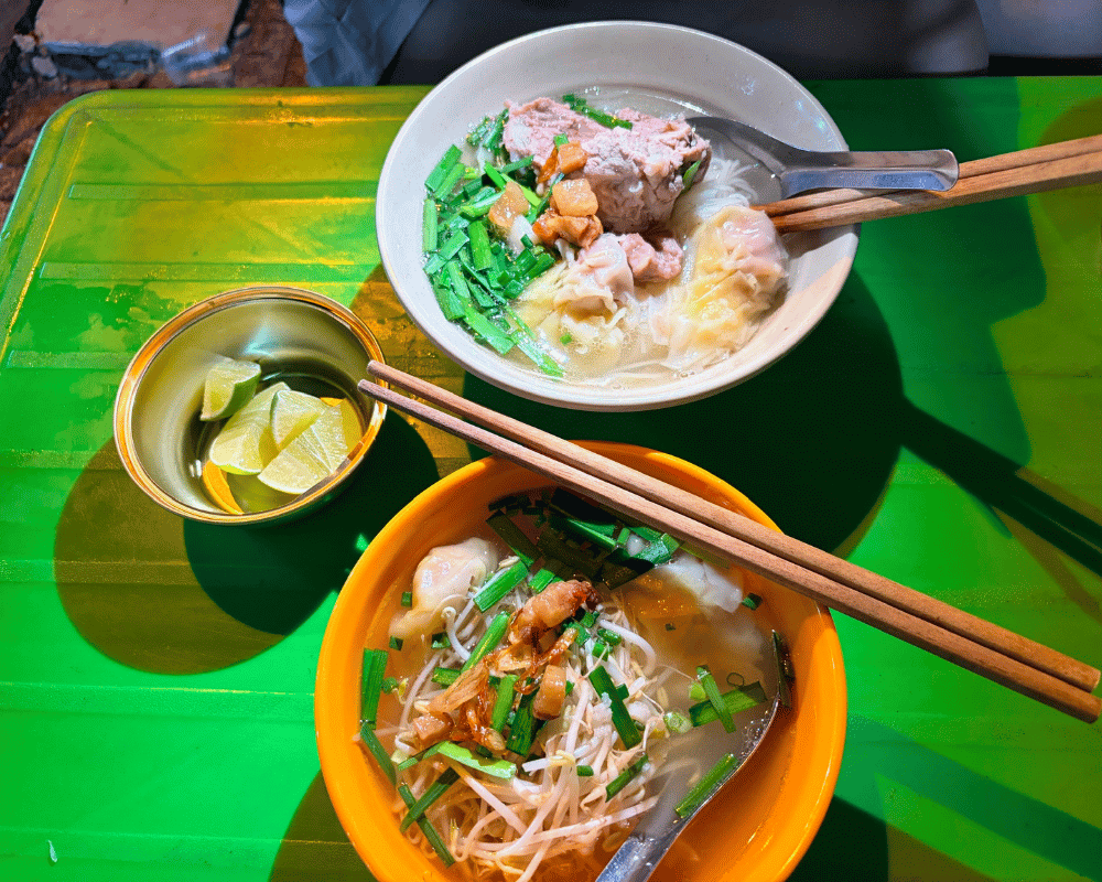 Hủ Tiếu Gõ Đồng Đen Tân Bình quán vỉa hè nhìn đơn giản nhưng khá ấn tượng