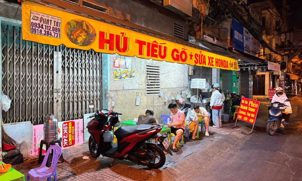 Hủ Tiếu Gõ Đồng Đen Tân Bình quán vỉa hè nhìn đơn giản nhưng khá ấn tượng